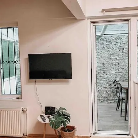 In Cihangir, Comfortable, Central With Garden Apartment
